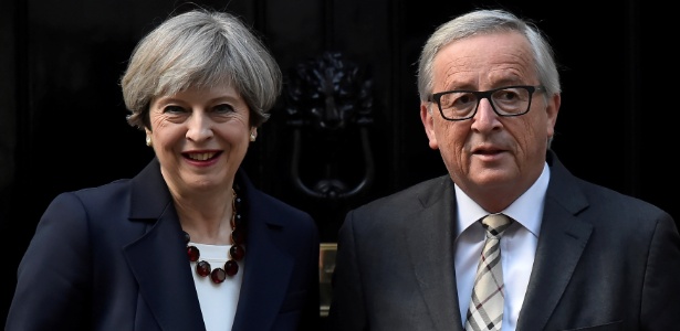 26.abr.2017 - A premiê britânica, Theresa May, recebe o chefe da Comissão Europeia, Jean-Claude Juncker, em Londres - Hannah McKay/Reuters