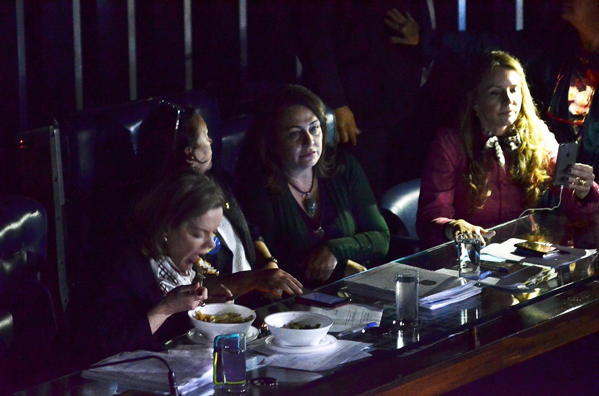 11.jul.2017 - Senadoras pediram marmita e comeram em cima da mesa do plenário enquanto após sessão ter sido suspensa e luzes terem sido apagadas - Renato Costa/Estadão Conteúdo