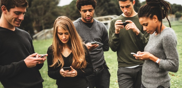 Smartphones e redes dão acesso imediato ao contato social - iStock