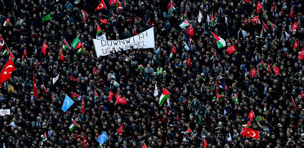 Manifestantes pró-palestinos gritam palavras de ordem em protesto em Istambul - Yasin Akgul/ AFP