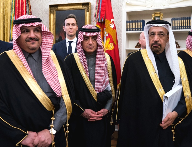 20.mar.2018 - Jared Kushner (centro), conselheiro sênior da Casa Branca, no Salão Oval, durante encontro com o príncipe herdeiro Mohammed bin Salman, da Arábia Saudita, na Casa Branca - Doug Mills/The New York Times