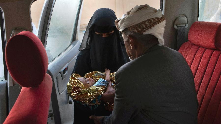 19.out.2018 - Na esperança de um atendimento médico mais avançado, casal se prepara para levar seu filho de 6 meses desnutrido de uma clínica para outra em Abs, no Iêmen - Tyler Hicks/The New York Times