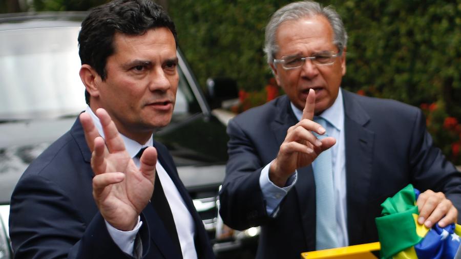 1º.nov.2018 - Confirmados como ministros com "total poder" Sergio Moro e Paulo Guedes aparecem em portaria do condomínio de Jair Bolsonaro no Rio - Ian Cheibub/Folhapress