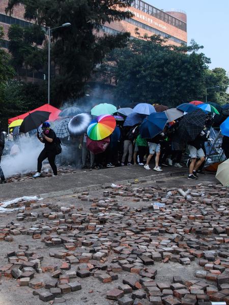 Manifestantes tentam sair do campus da Universidade Politécnica em Hong Kong - Anthony Wallace/AFP