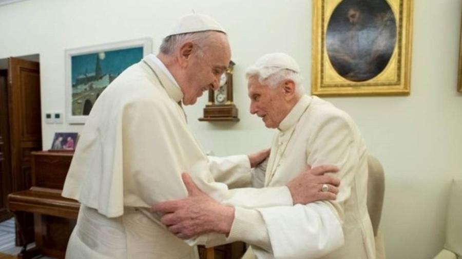 Papa Bento 16, que se aposentou em 2013, disse que não poderia ficar calado no debate sobre celibato - Reuters
