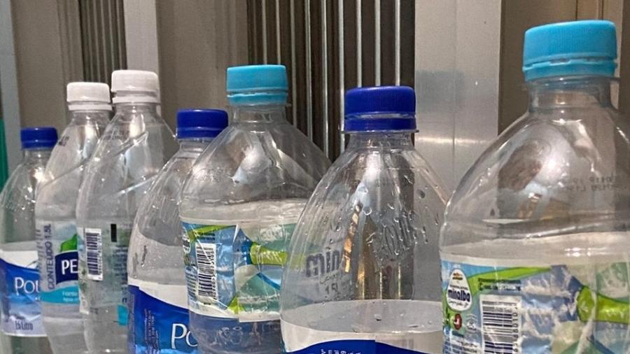 16.jan.2020 - Garrafas de água compradas por moradora do Rio em razão da crise no fornecimento - Arquivo Pessoal