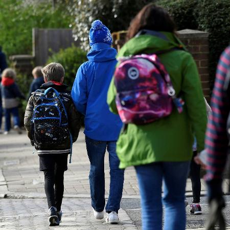 Crianças caminham para a escola em Londres - Toby Melville