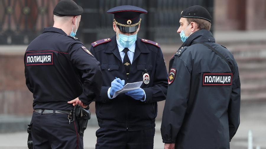 Policiais usam máscaras de proteção em Moscou - 