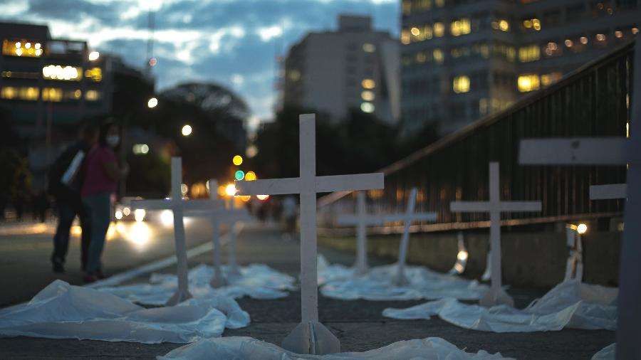 Cruzes são colocadas em calçada de São Paulo-SP em ato durante a pandemia de coronavírus - Miguel Schincariol/Getty Images