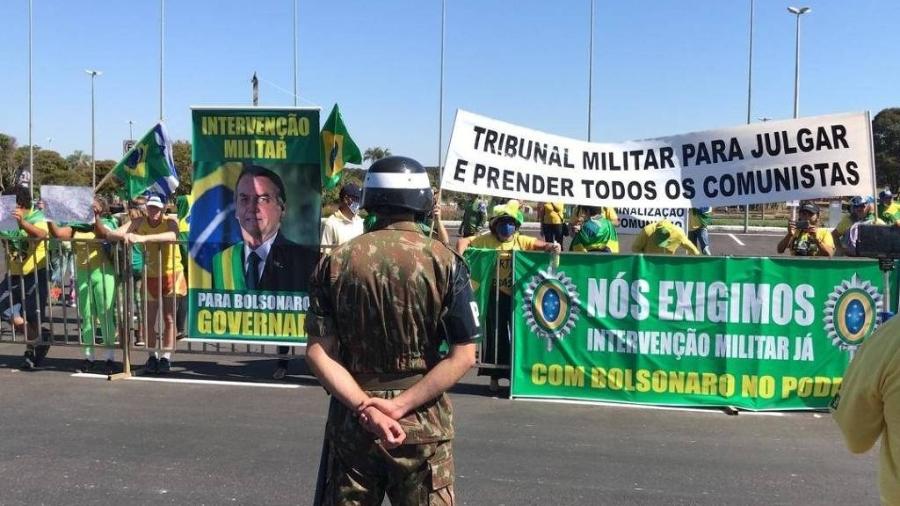 Apoiadores do presidente Jair Bolsonaro em ato em frente ao quartel-general do Exército, em Brasília - Pedro Ladeira/Folhapress