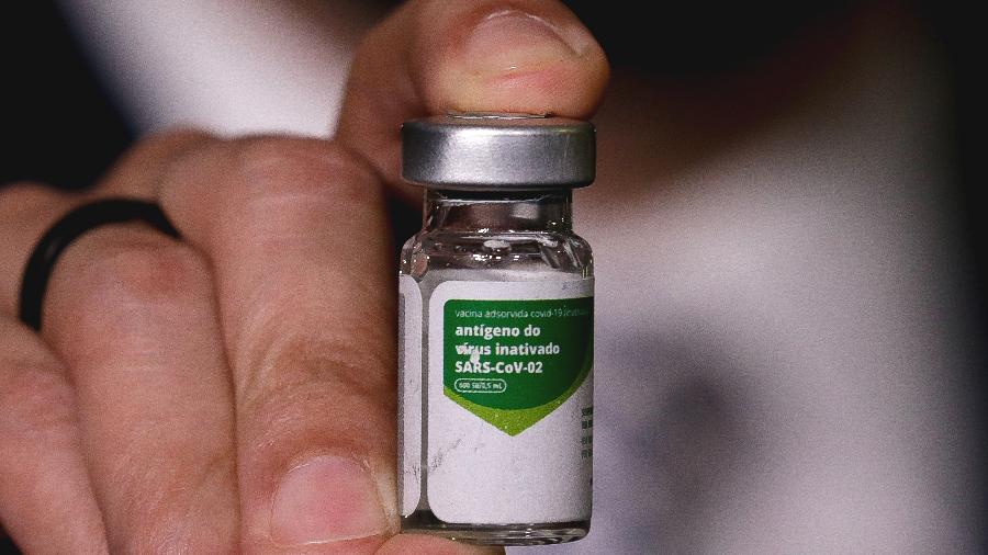 Ampola da vacina contra o coronavírus que está sendo desenvolvida pelo Instituto Butantan em parceria com a Sinovac - Pedro Ladeira/Folhapress