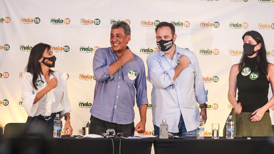 Sebastião Melo (sem máscara) comemorou ida ao segundo turno ao lado do candidato a vice-prefeito Ricardo Gomes - Mateus Raugust/Divulgação