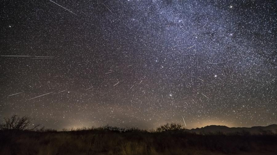 Composição de imagens de chuva de meteoros no Arizona, EUA, em 2017; quanto mais escuro, melhor a visibilidade de espetáculos no céu - Getty Images