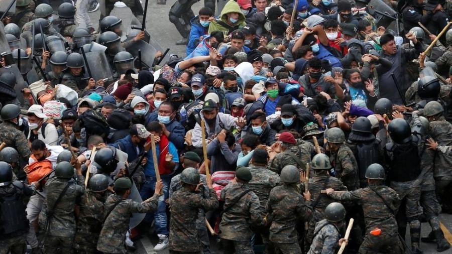 Forças de segurança da Guatemala entraram em choque com a enorme caravana que tenta chegar aos EUA - Reuters