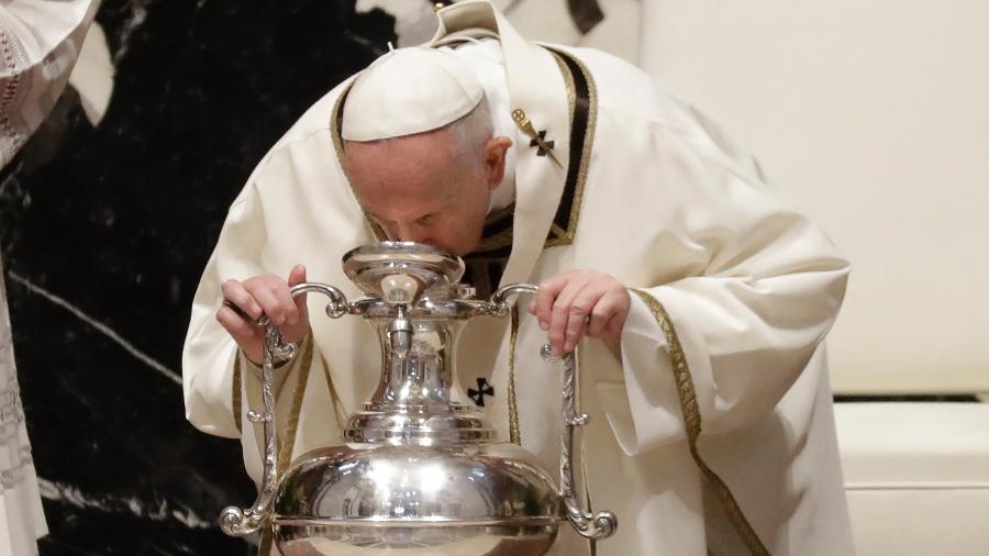 1.abr.2021 - Papa Francisco sopra dentro de uma ânfora contendo óleo sagrado durante uma missa dentro da Basílica de São Pedro, no Vaticano - Andrew Medichini/Pool/AFP