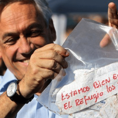 Piñera exibe o bilhete enviado pelos mineiros avisando que todos estão vivos, em 2010