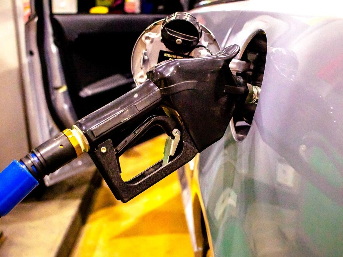 Cada litro conta: veja como economizar gasolina ao abastecer seu carro