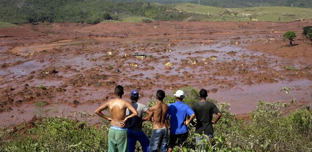 6 nov. 2015 - Homens observam área devastada por rompimento de barragem de rejeitos da Samarco em Mariana, Minas Gerais