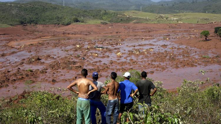 6 nov. 2015 - Homens observam área devastada por rompimento de barragem de rejeitos da Samarco em Mariana, Minas Gerais