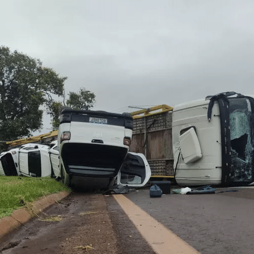 Carro fica destruído após cair de caminhão-cegonha que entalou em