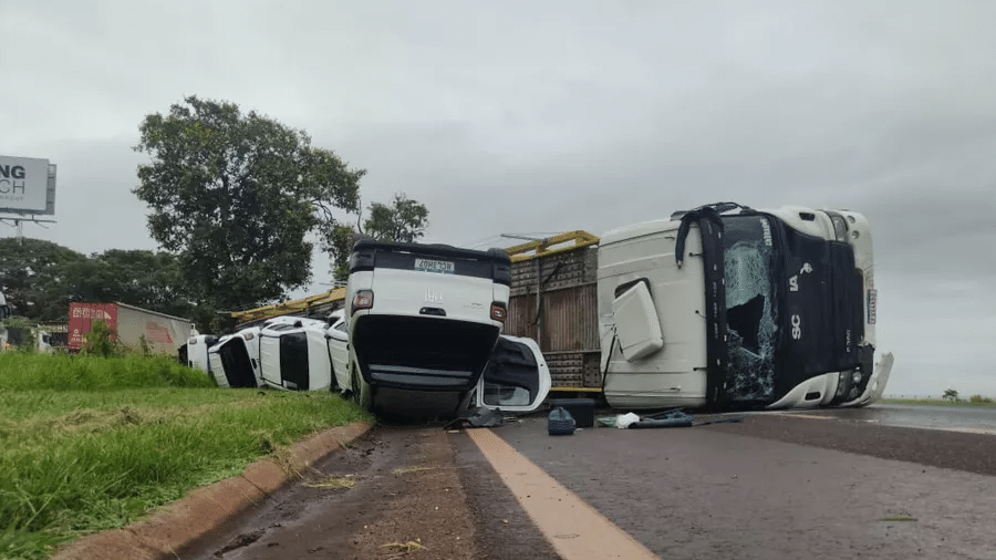 Motorista de caminhão-cegonha perdeu o controle do veículo e tombou na rodovia Anhanguera, sentido São Paulo - Reprodução EPTV/TV Globo