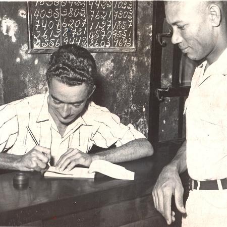 02 mar. 1956 - Homem aposta no jogo do bicho em banca no Recife, em Pernambuco