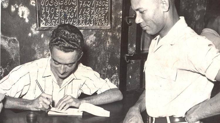 02 mar. 1956 - Homem aposta no jogo do bicho em banca em Recife, em Pernambuco