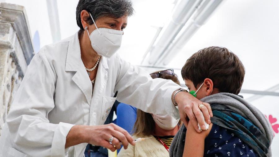 Criança de cinco anos de idade é vacinada na Itália - 15.dez.2021 - Yara Nardi/Reuters