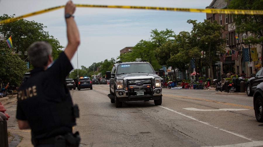 4.jul.2022 - Policial trabalha na cena de um tiroteio em um desfile de 4 de julho em Highland Park, no estado de Illinois, nos Estados Unidos. - Jim Vondruska/GETTY IMAGES NORTH AMERICA/Getty Images via AFP