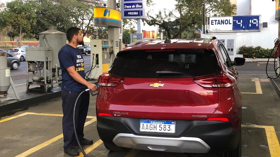 Veículo do Paraguai abastece em posto brasileiro: busca por combustível aumentou com queda do preço da gasolina no Brasil - Denise Paro/Colaboração para o UOL