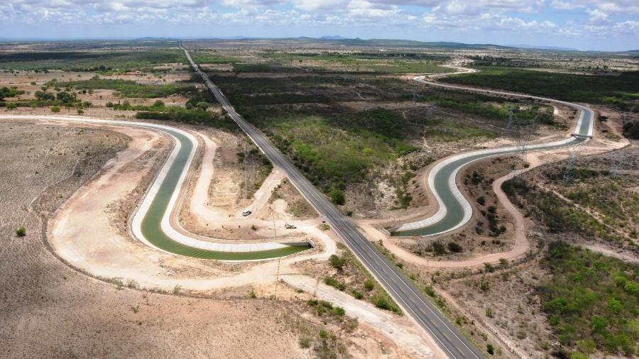 Canal do Sertão cortando rodovia em Delmiro Gouveia (AL): 123,5 km feitos e 126,5 km a fazer - Divulgação/Associação dos Municípios de Alagoas