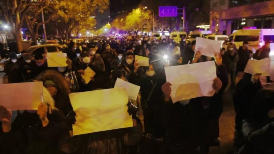 Onda de protestos é marcada pelo uso de papéis em branco - Getty Images