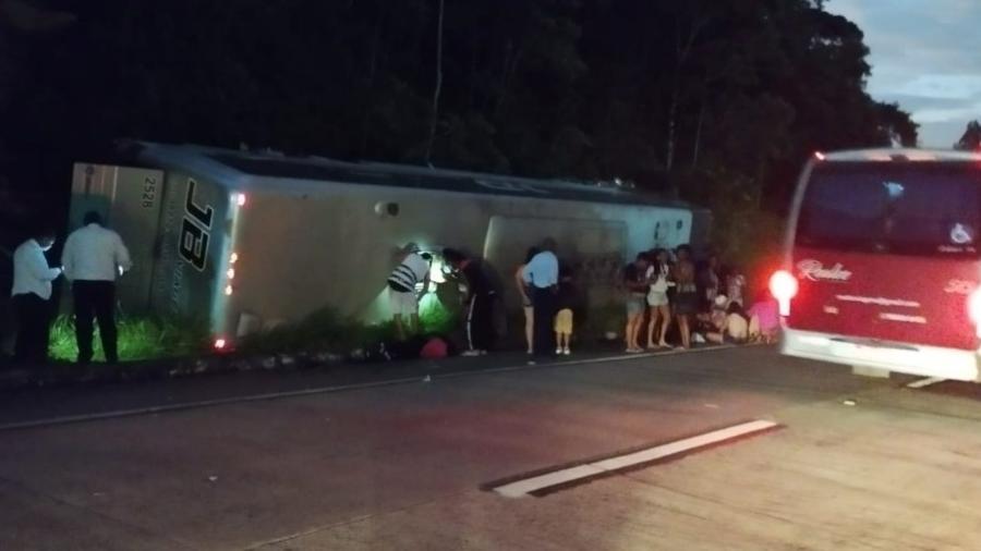 Imagem publicada em rede social mostra ônibus tombado na Serra de Petrópolis - Reprodução