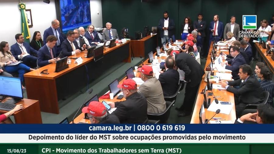 Deputados de esquerda com boné do MST em sessão da CPI que escuta o líder do movimento