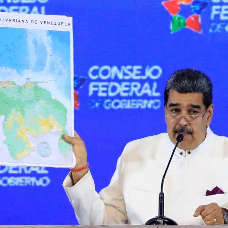 Nicolas Maduro exibe mapa da Venezuela com Essequibo anexada, em meio a discussão com Guiana