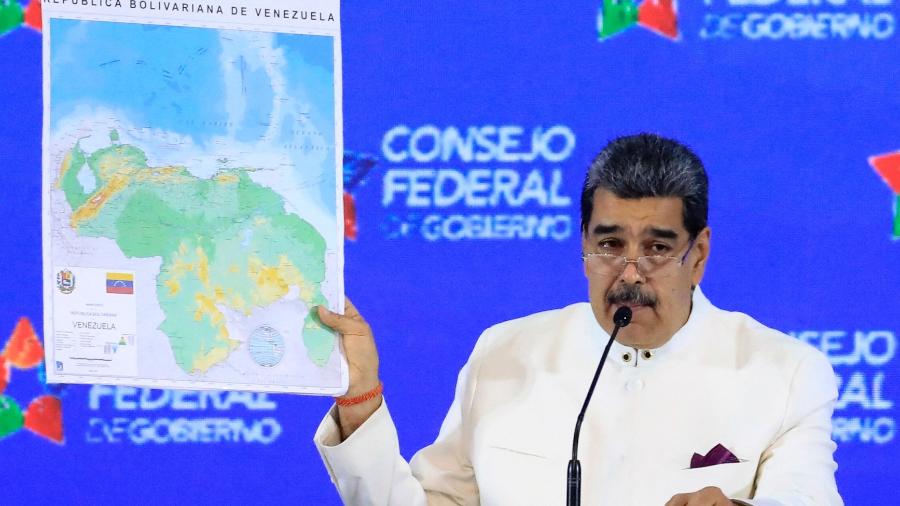 Nicolas Maduro exibe mapa da Venezuela que inclui Essequibo, hoje pertencente à Guiana