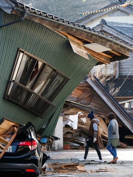 2.jan.2024 - Casa colapsou e esmagou carro após tremor no Japão atingir Nanao, Ishikawa 