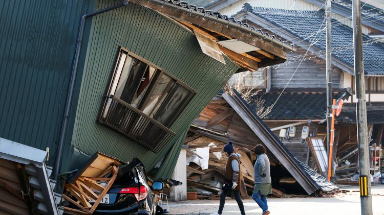 Casa colapsou e esmagou carro após tremor no Japão atingir Nanao, Ishikawa 
