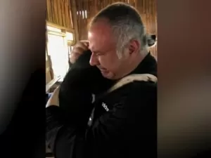 Homem chora ao reencontrar sua cachorrinha perdida em abrigo no RS