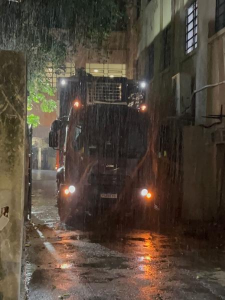 Caminhão frigorífico no IML Central de SP, que preparou estrutura para receber corpos de vítimas de queda de avião em Vinhedo