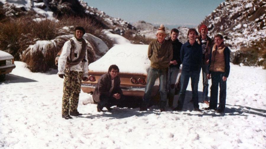 Jobson Pereira (agachado) na nevasca de 1985, em Itatiaia, em Resende (RJ)  - Arquivo pessoal/Jobson Oliveira