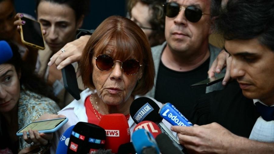 Gisèle Pélicot, vítima de estupros coletivos na França, chega para julgamento dos acusados pelos crimes