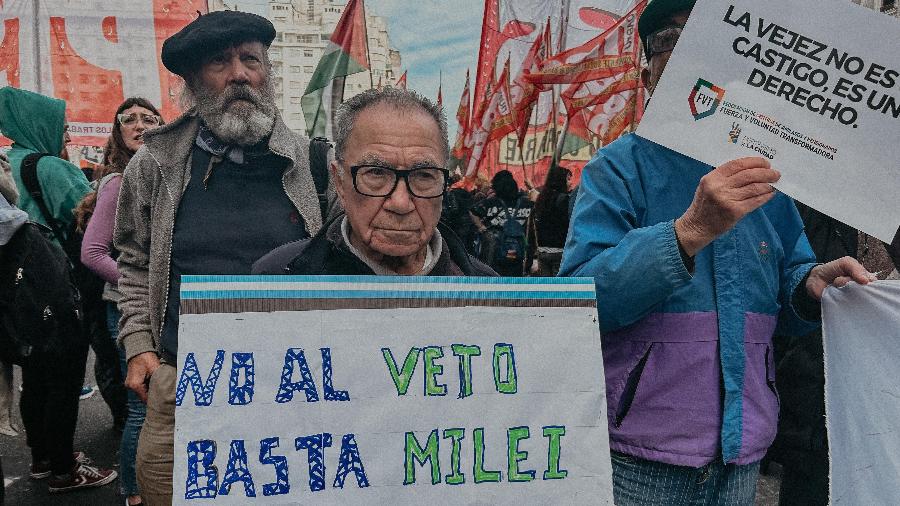 Idosos protestaram contra decisão de Milei de vetar acréscimo nas aposentadorias