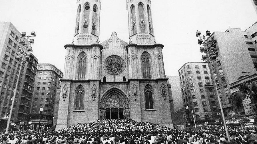 Manifestação na praça da Sé após missa de sétimo dia da morte Herzog em 31 de outubro de 1975