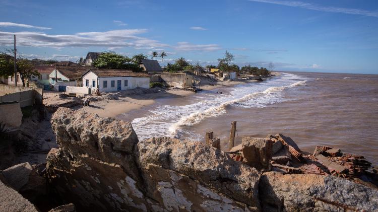 Casas e ruínas em Atafona, onde moradores convivem com incerteza sobre o futuro