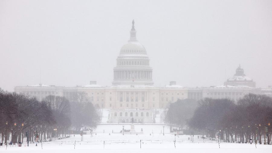 25.jan.2026 - Vista do Capitólio dos EUA enquanto neva em Washington, DC. Uma megatempestade de inverno trouxe neve e chuva congelante do Novo México à Carolina do Norte enquanto avançava em direção ao nordeste