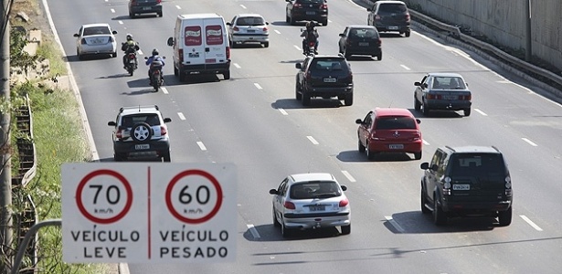 Velocidade nas marginais caiu para 50 km/h na pista local e para 70 km/h na via expressa - Rivaldo Gomes/Folhapress
