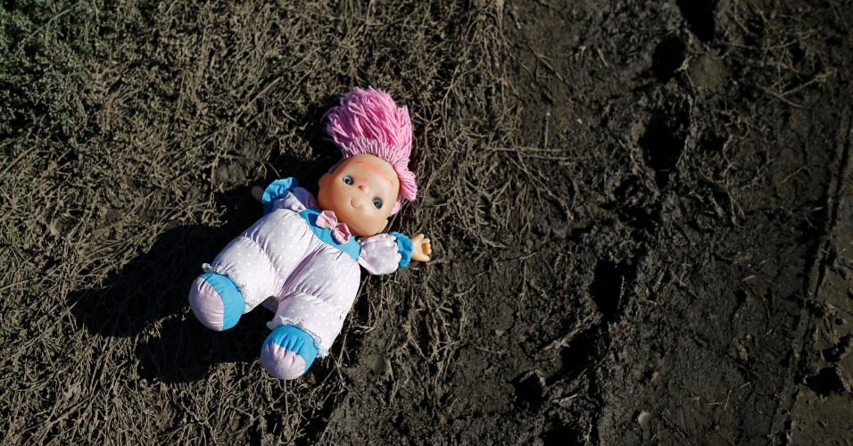 2.out.2015 - Uma boneca é esquecida por migrantes no caminho trilhado para atravessar a fronteira para a Croácia, perto de Sid, na Sérvia
