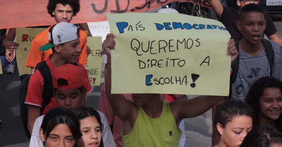 8.out.2015 - Alunos da rede estadual de ensino protestam na manhã desta quinta-feira (8) na Estrada do M'Boi Mirim, zona sul de São Paulo,  contra a reorganização e fechamento de escolas em 2016