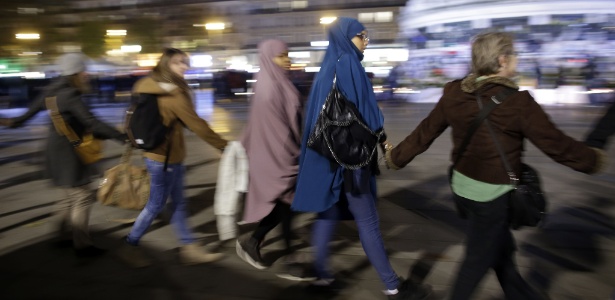 Mulheres usando véu islâmico participam de tributo em memória das vítimas dos ataques em Paris